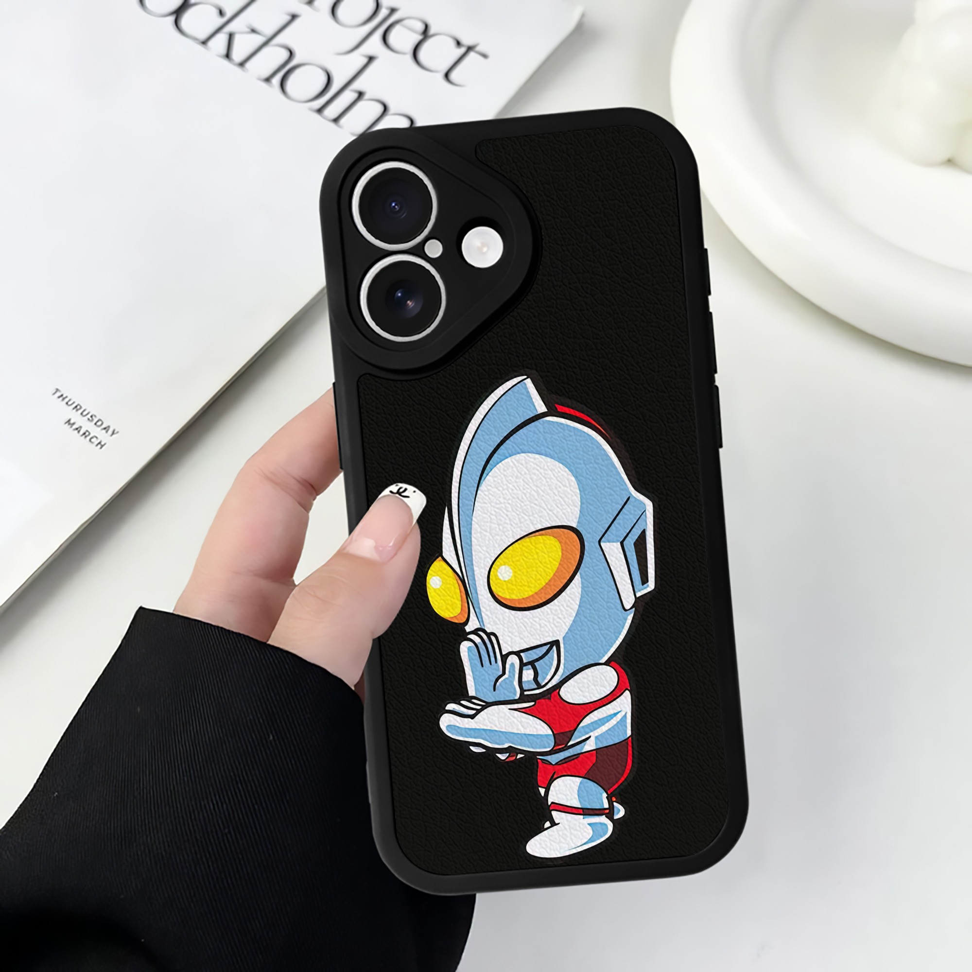 （画像用） ウルトラマン Ultraman 【iPhone 16シリーズ対応】シリコンスマホケース（レザー調） 材質：シリコン